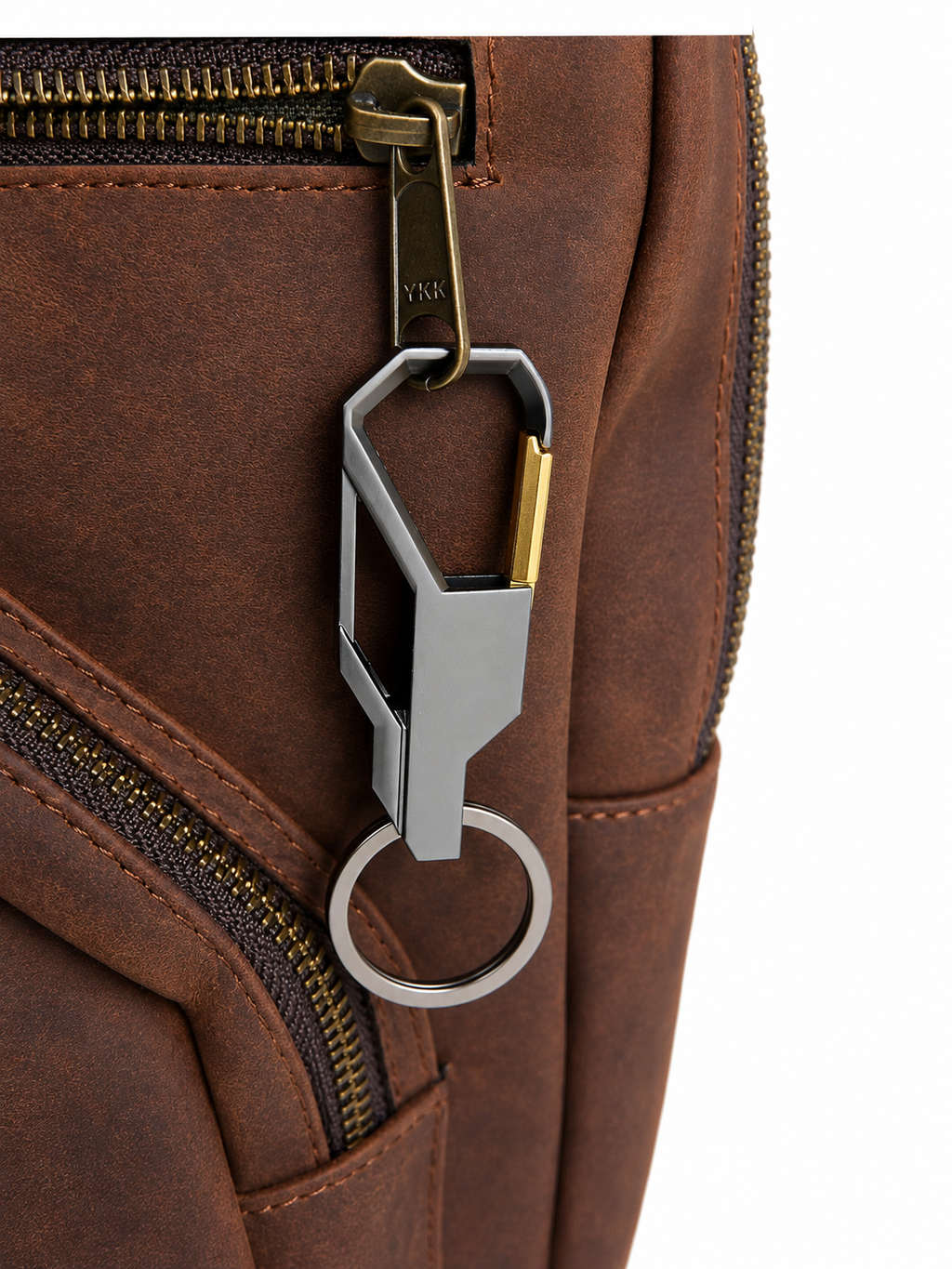 Detalle de bolsa crossbody de piel café AMZZUL