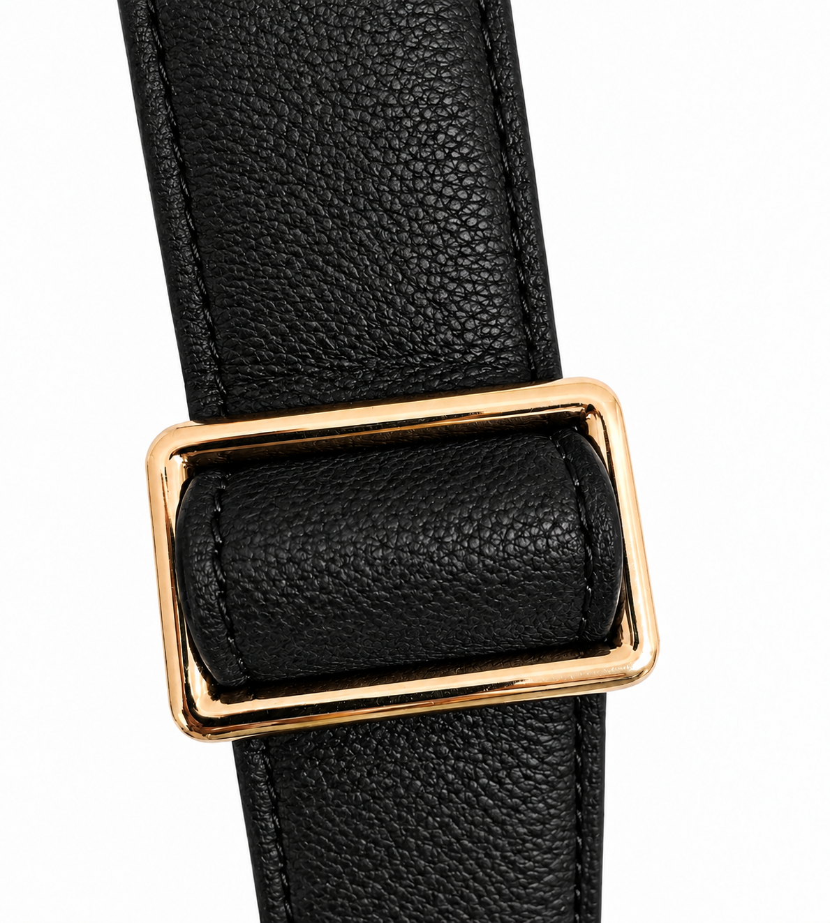 Detalle de correa y herraje dorado de bolsa bandolera de piel negra