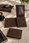 Cartera de piel café para caballero AMZZUL en vista lifestyle
