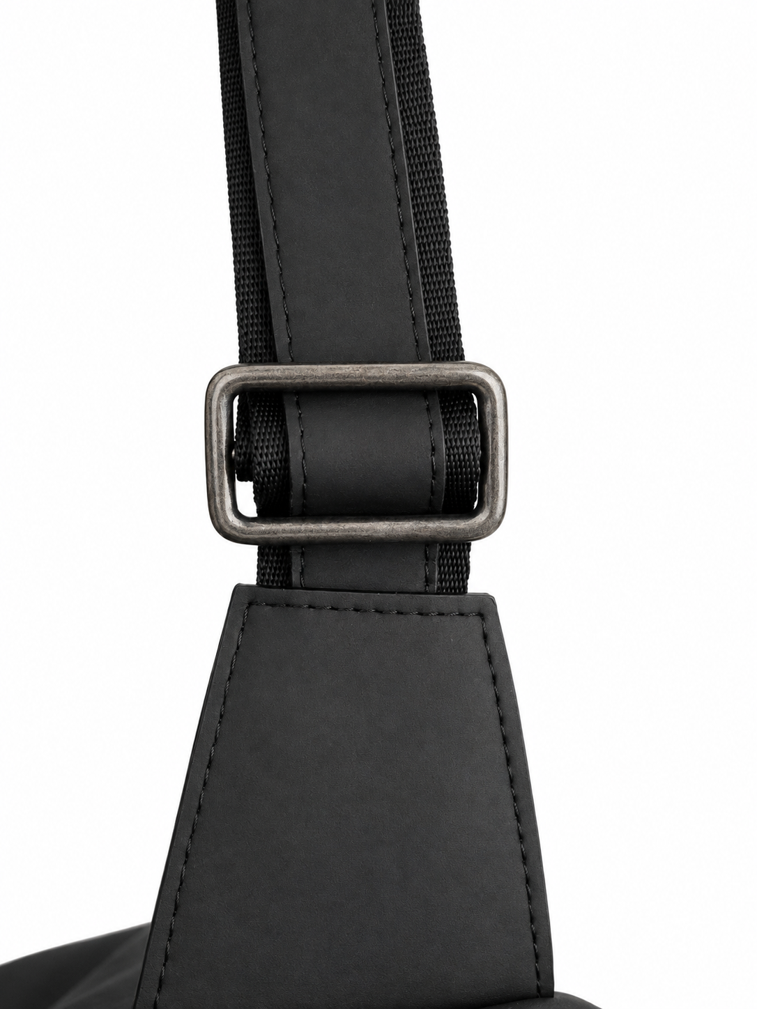 Detalles de bolsa crossbody de piel negra AMZZUL