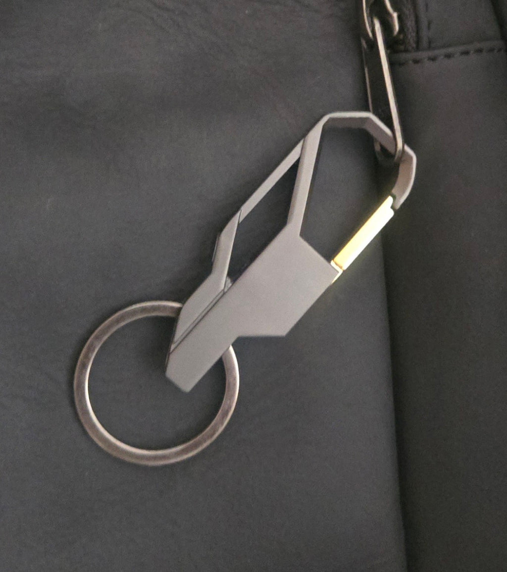 Detalles de piel y herrajes de mochila negra AMZZUL