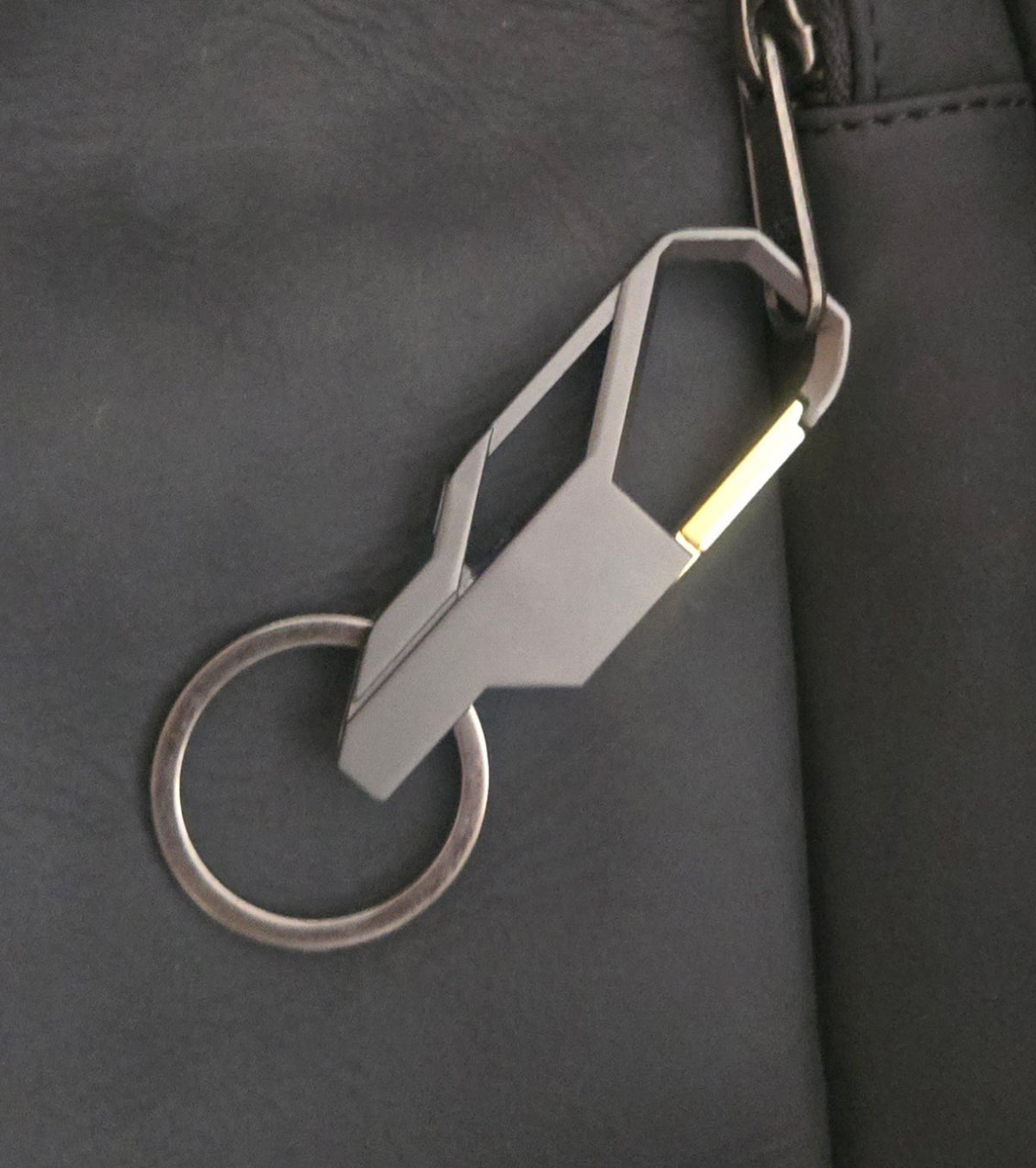 Detalles de piel y herrajes de mochila negra AMZZUL