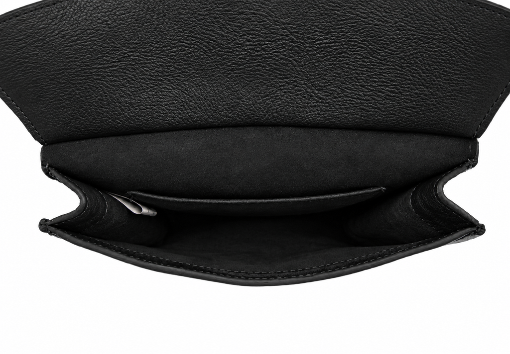 Interior y compartimentos de bolsa bandolera de piel negra AMZZUL