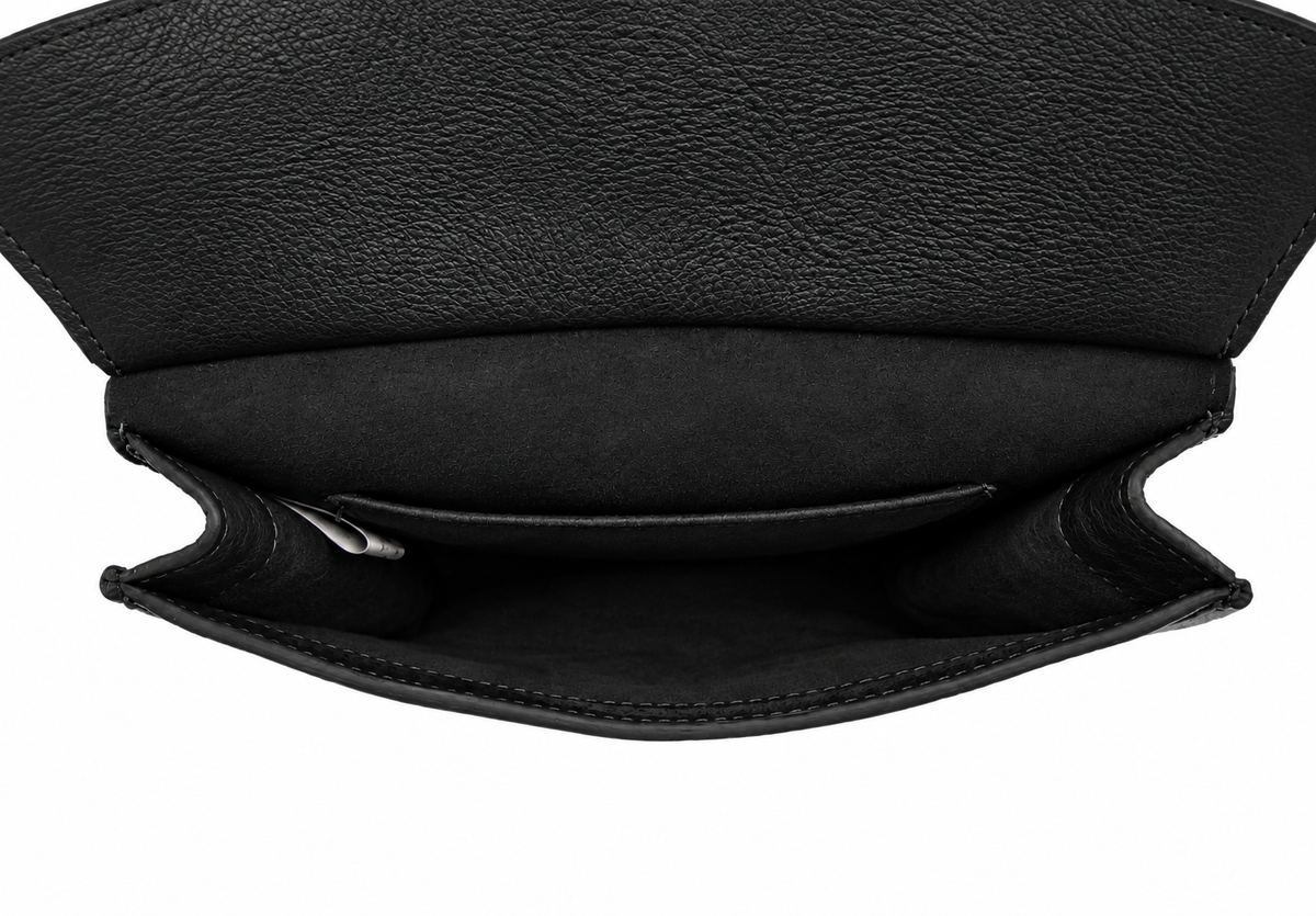 Interior y compartimentos de bolsa bandolera de piel negra AMZZUL