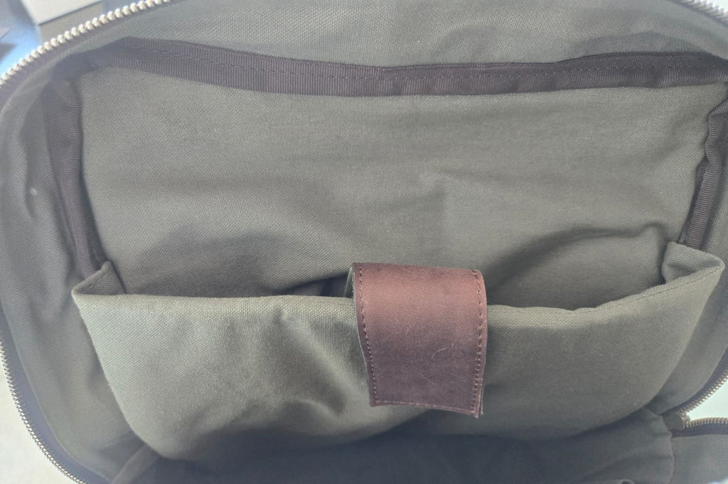 Compartimento para laptop de mochila de piel café AMZZUL