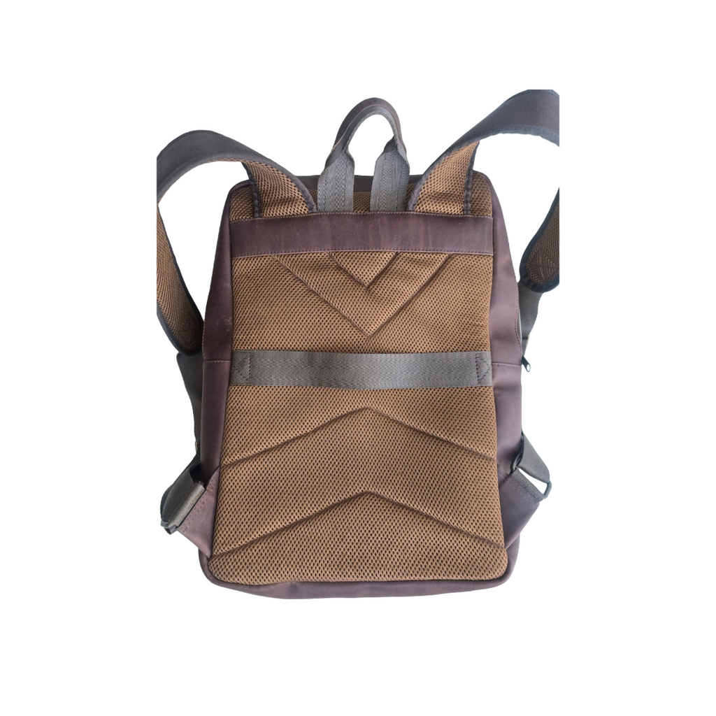 Espalda y correas acolchadas de mochila de piel café AMZZUL