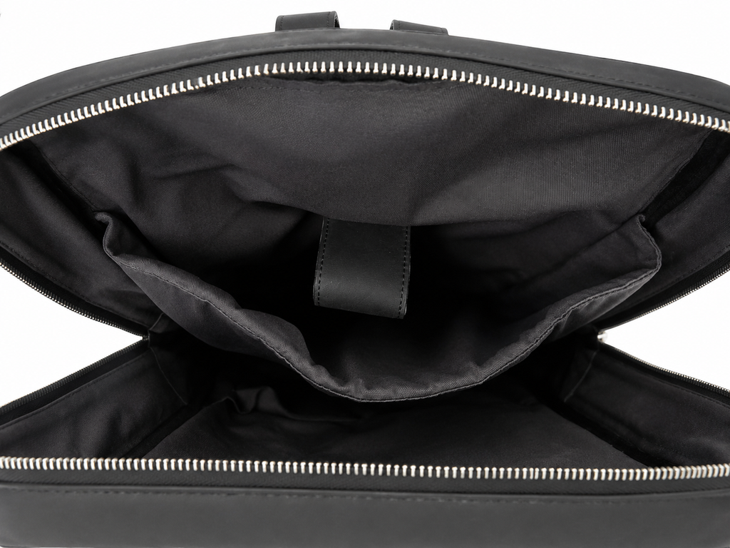 Interior de mochila de piel negra AMZZUL