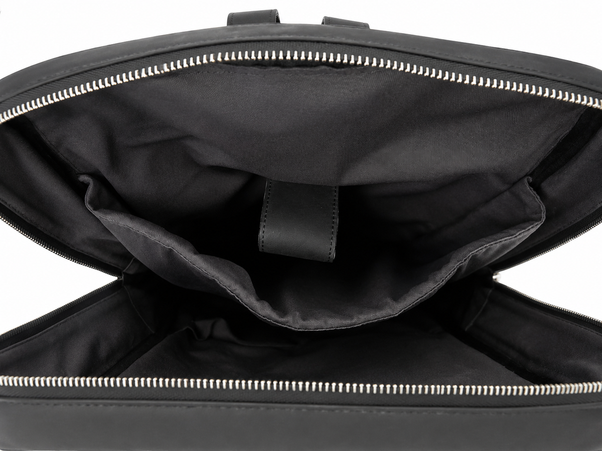 Interior de mochila de piel negra AMZZUL