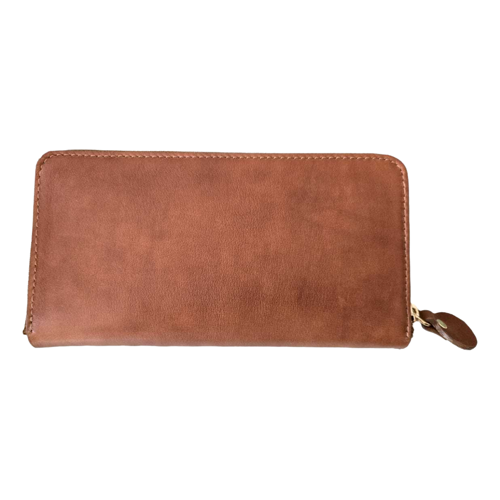 Detalle exterior de cartera de piel miel para dama AMZZUL