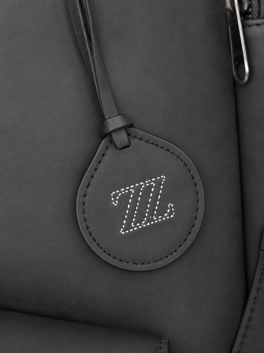 Detalle de acabados de mochila de piel negra AMZZUL
